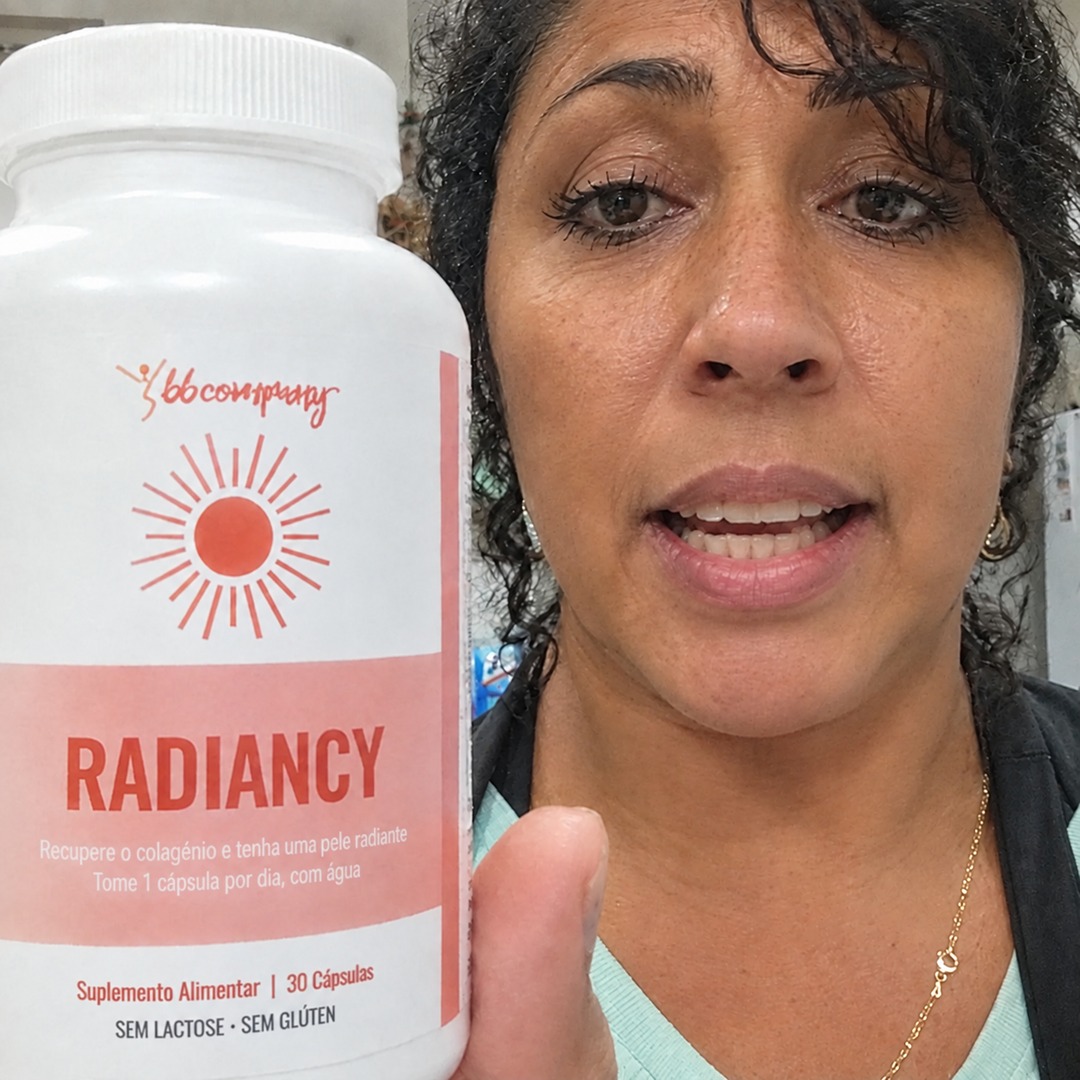 Mulher a segurar um frasco de Radiancy